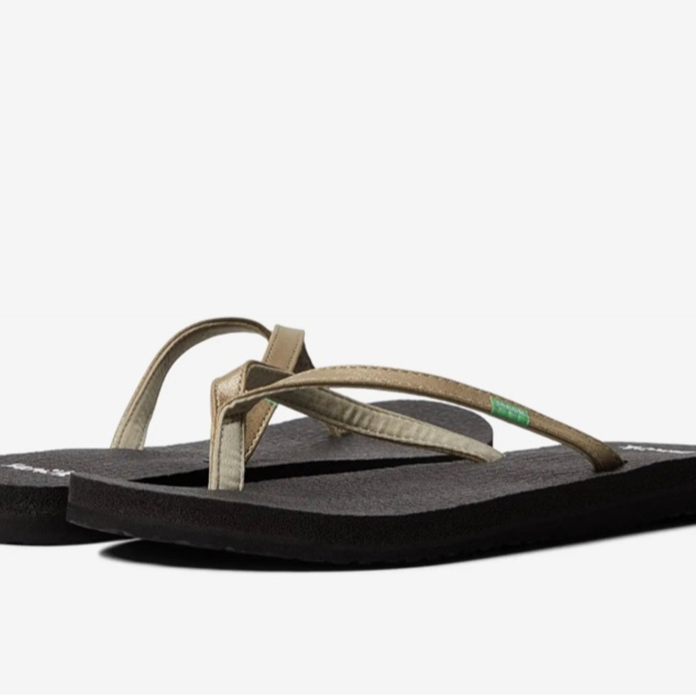 NWOT SANUK YOGA SPREE 4 GOLD METALLIC